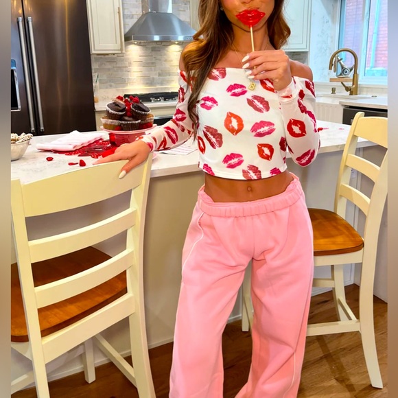 Kisses off the shoulder crop top - Picture 7 of 7